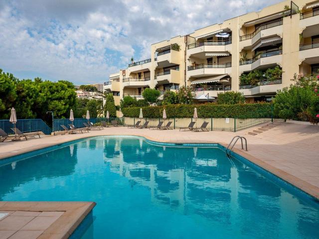 Nice splendide 2 pièces meublé jardin piscine
