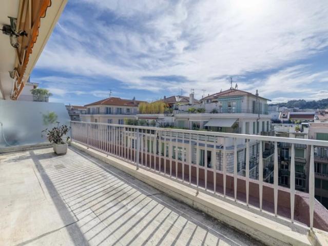 Nice Victor Hugo Rare appartement 3 pièces traversant, avec terrasse