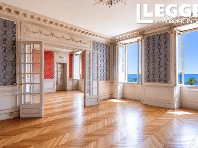NICE Vieille ville/Promenade: Appartement 3ième étage sur 4 de 249m². 7 pièces, 4 chambres, 1 SdB. Ascenseur