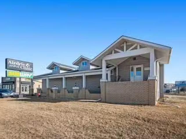 Unique 101 117 East Lake Crescent Ne, Airdrie, AB, T4A 2H6 c.