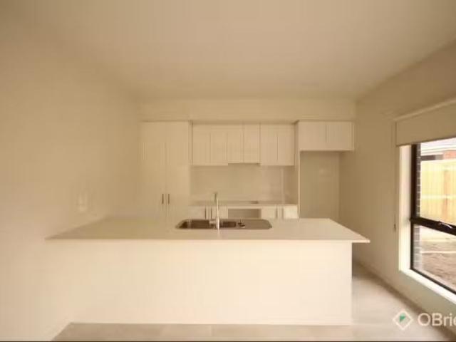 Charming 10 Zeppelin Way, Beaconsfield VIC 3807