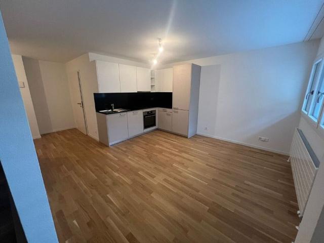 Nice 2.5 room duplex on the 4th floor in a modern and quiet building, close to the train station and shopping centers