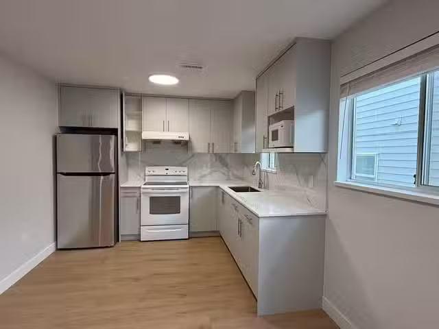 Nice 2 BR House for rent in Burnaby, Burnaby North, Garden Sui.