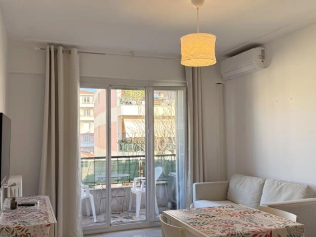 Nice – 2 pièces rénové avec balcon, vendu meublé