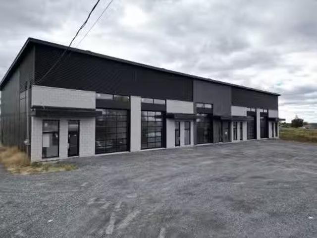 Just in! 464 Rue Dansereau, Contrecoeur, QC, J0L 1C0 commerc.