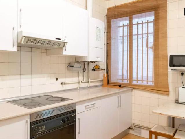 Nice 4 bedroom apartment with central heat for rent in central Chamberí