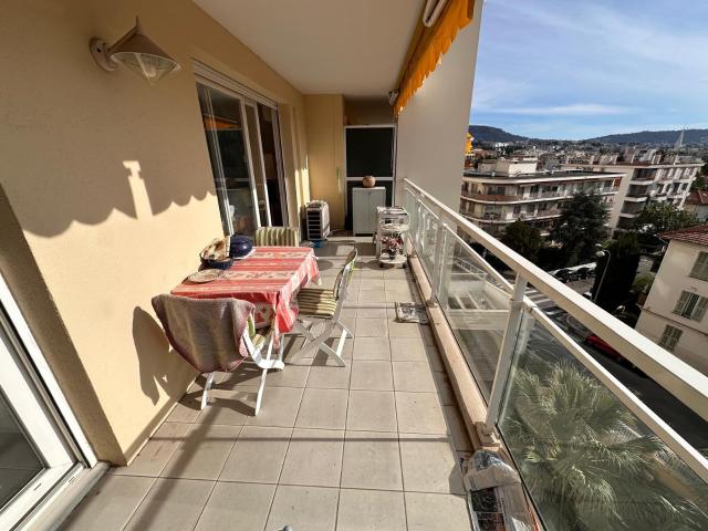 NICE 4 PIÈCES TRAVERSANT TERRASSE SUD VUE DÉGAGÉE MER GARAGE 365 000 €