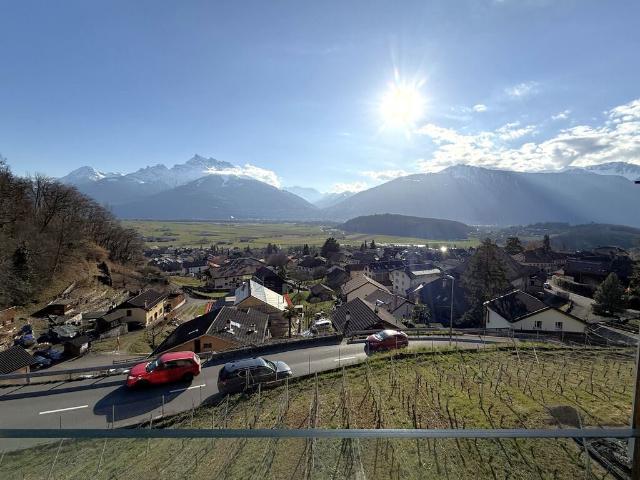 Niché dans les vignes avec une vue panoramique | dreamo. Ch