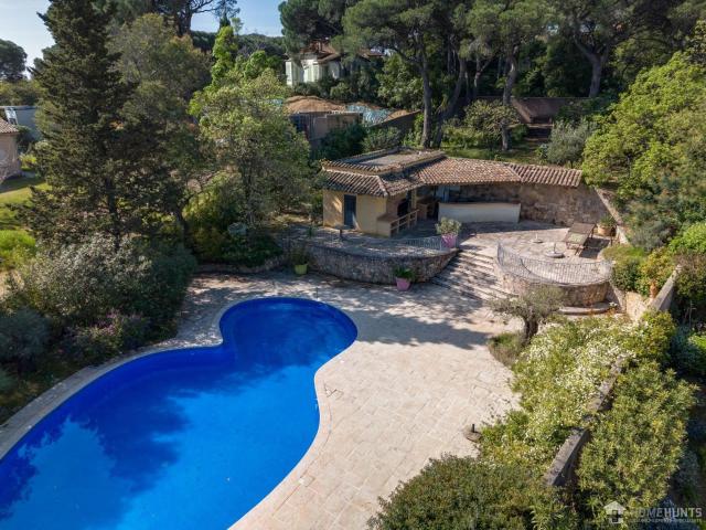 Nichée à seulement 150 mètres de la plage, cette ancienne be. 246m² Sainte Maxime