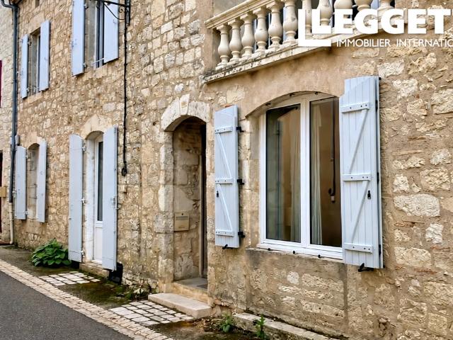 Nichée au cœur du magnifique village bastide de Tournon d'Agenais, une charmante maison de village