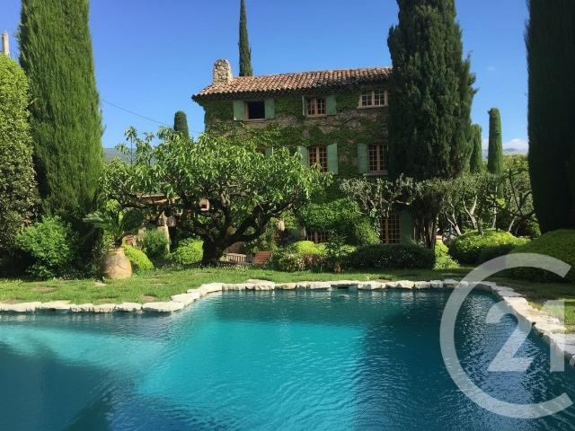 Nichée dans un écrin de verdure soigneusement entretenu, cet. 209m² Grasse