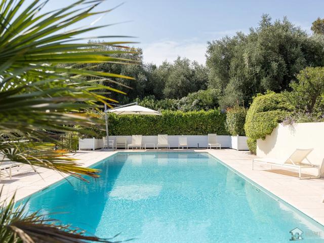Nichée dans les hauteurs prisées de La Colle sur Loup, près. 397m² La Colle sur Loup
