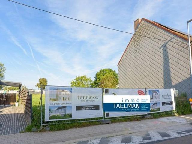 Nieuwbouwwoning in landelijke stijl met carport