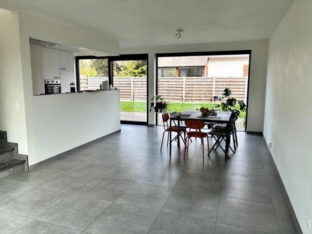 Nieuwbouwwoning op 50m van tramhalte met terras en tuin !