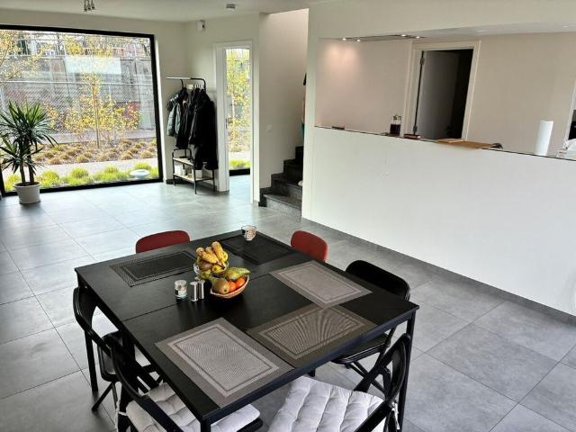 Nieuwbouwwoning op 50m van tramhalte met terras en tuin !
