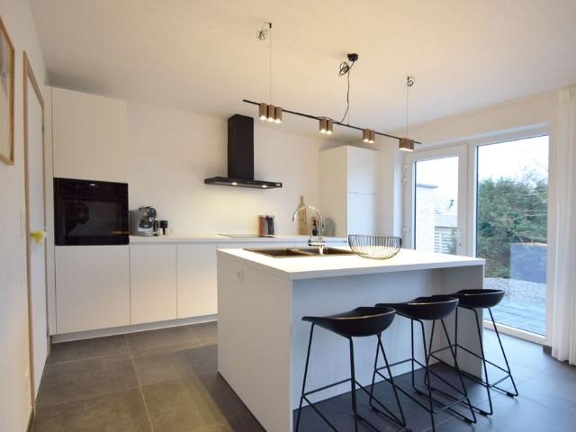 Nieuwbouwwoning met 3 slaapkamers, tuin en garage in centrum Diksmuide