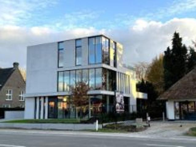 Nieuwbouw kantoorgebouw met appartement te koop in Gent