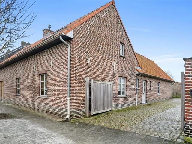 NIEUWERKERKEN Instapklare woning met 2 stallen + bouwgrond