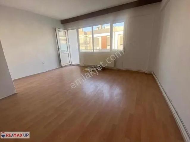 Nil Karkin'den Ata Caddesinde Kiralık