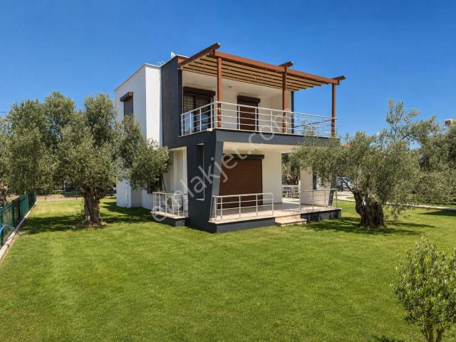 No:10 Gayrimenkul’den Denize Sıfır Site İçerisinde,375 M² Bahçe Kullanımlı,full Eşyalı Sıfır Villa!
