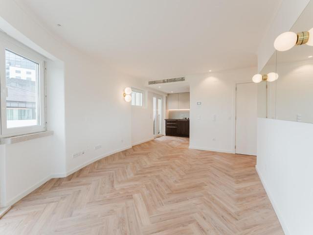 No último piso de um prédio totalmente renovado em plena Ave. 81m² Lisboa