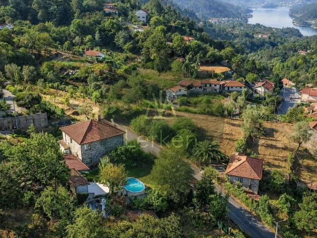 No coração do Gerês Moradia T4 com Jardim e Potencial para turismo