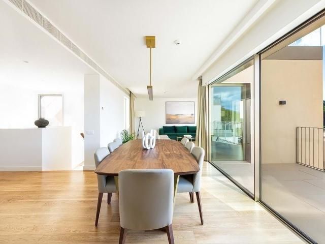 No coração da exclusiva Quinta da Marinha, em Cascais, encontra se este elegante apartamento T4 Duplex, concebido para proporcionar conforto, privacidade e uma experiência residencial de excelência