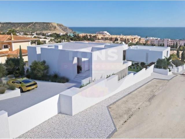 No coração da Praia da Luz, inserida no exclusivo condomínio. 170m² Luz