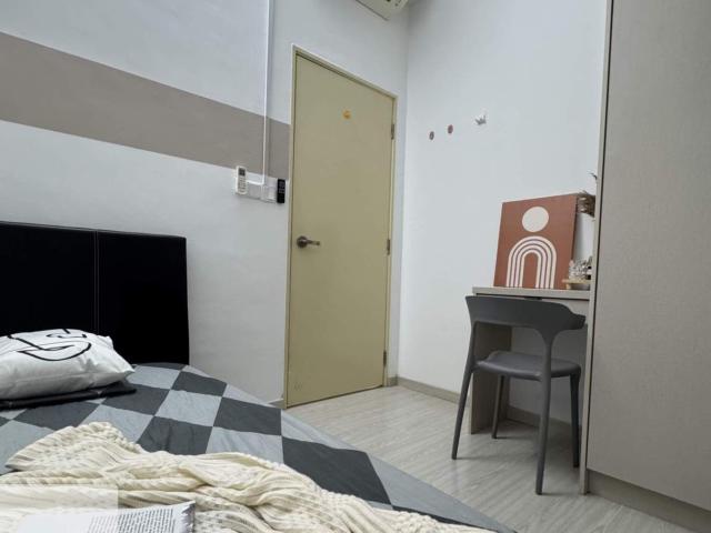 No depo girls unitthe hamilton| last small room | 500m to lrt link bridge | fully furnished ac room