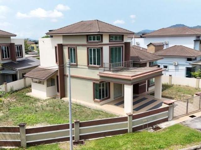 Non bumi freehold bungalow with land in Sikamat Seremban