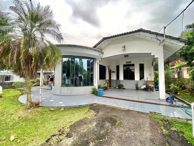 Non Bumi Fully Renovated Bungalow Kampung Istana Batu Pahat For Sale