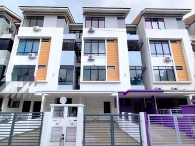 NON BUMI Lake View Homes LUXURY Ground Floor Townhouse Puchong