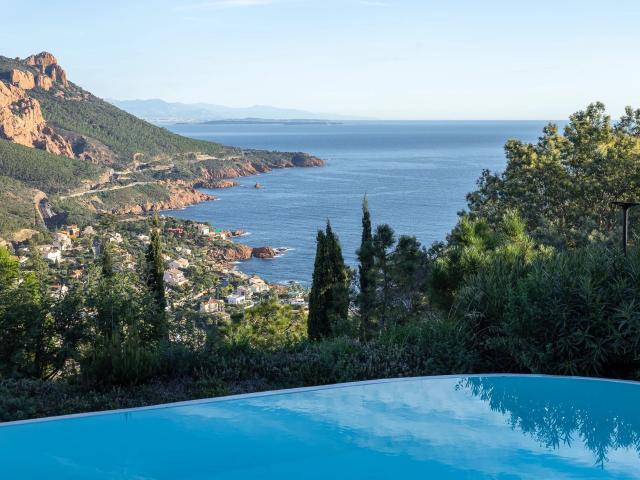 Non loin de Saint Raphaël ou d’Agay, nichée sur les hauteurs. 282m² Saint Raphaël