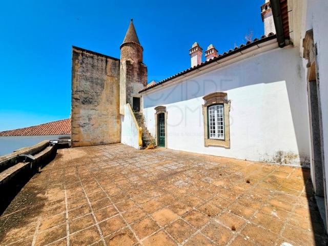 Nobre prédio apalaçado no centro de Évora