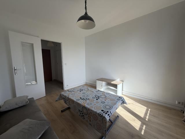 Noisy Le Grand: Bel appartement meublé avec balcon à louer