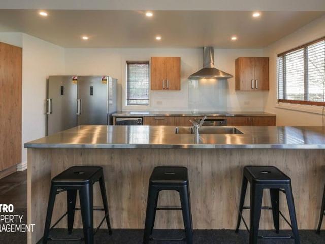 north east valley, 6+ bedrooms