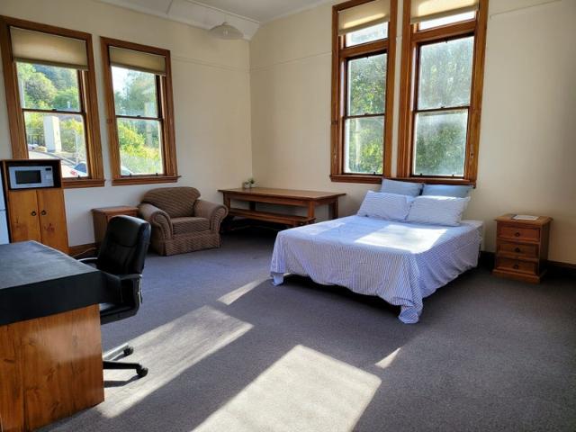 north east valley, 6+ bedrooms