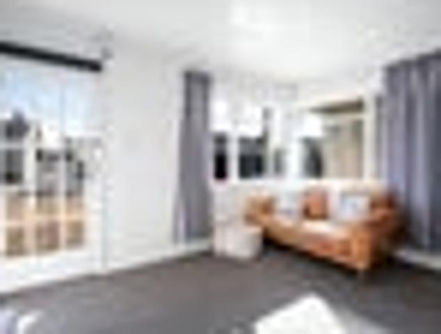 North facing Sun Trap, Freehold, Walk to the Beach