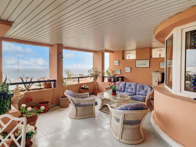 Nos complace ofrecer este encantador apartamento con vistas. 101m² Illetes