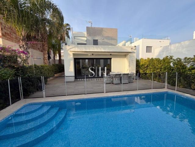Nos complace presentar esta elegante villa independiente de. 125m² Rojales