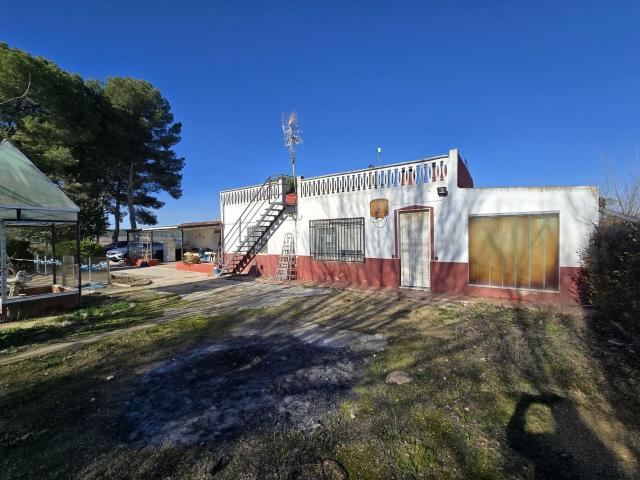 Nos complace presentar esta espaciosa villa de siete dormito. 210m² Villena