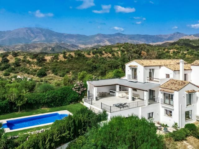 Nos enorgullece presentar esta sensacional joya andaluza con. 522m² Estepona