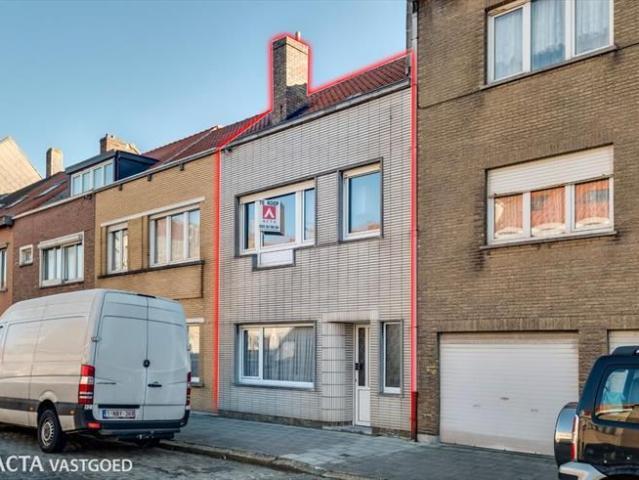 Te renoveren woning ideaal gelegen nabij de Mariakerkelaan!