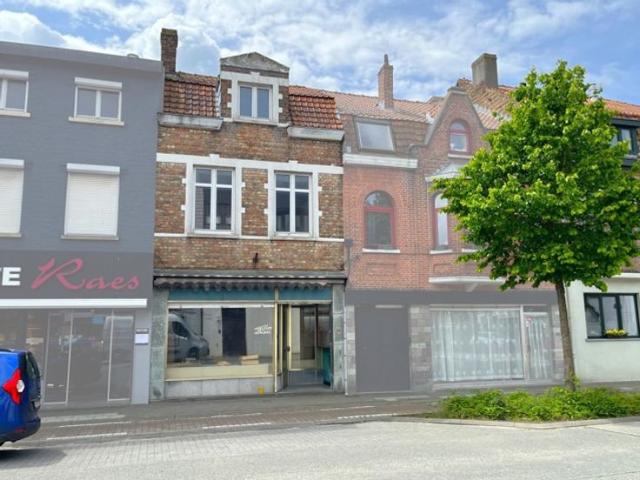 Ruim handelshuis op een centrale ligging langs de Astridlaan