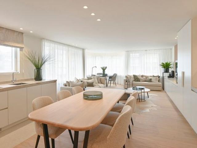 UNIEK EN RUIM HOEKAPPARTEMENT GELEGEN IN DE LIPPENSLAAN. GAR