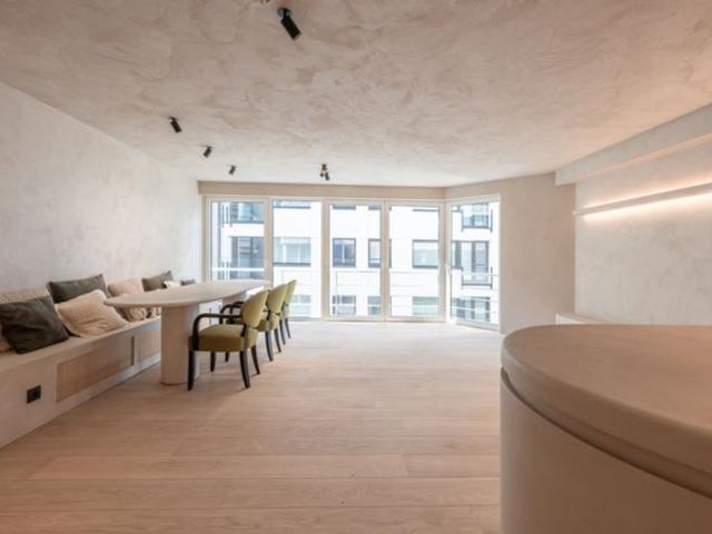 Tijdloos, recent volledig gerenoveerd appartement met zijdel