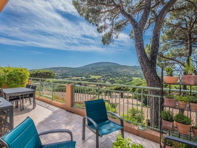 NOUVEAU – DOMAINE PRIVÉ AVEC PISCINE – BELLE VUE DÉGAGÉE