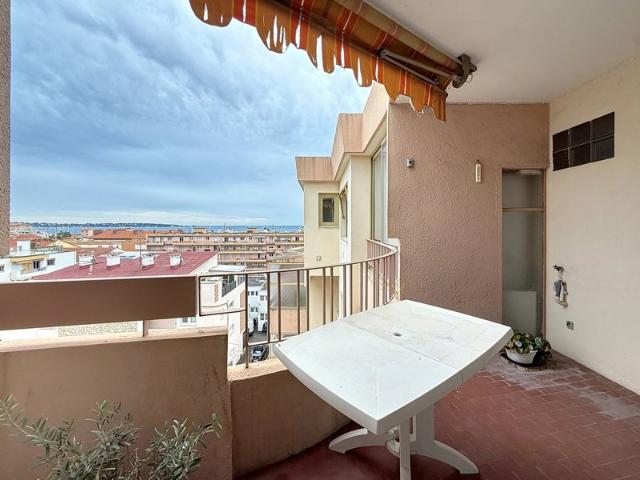 NOUVEAUTE: 2P EN DERNIER ETAGE AVEC TERRASSE ET VUE MER