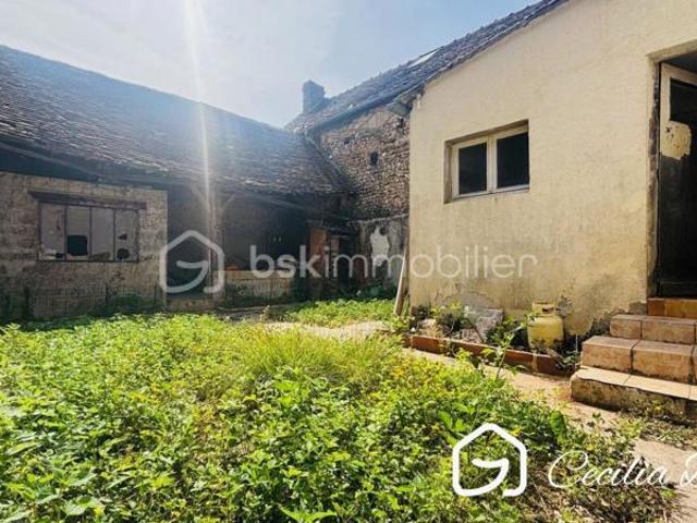 Nouveauté: Belle opportunité de rénovation avec fort potentiel pour cette fermette du XIXème siècle, de plain pied, avec dépendance et jardin intimiste au cœur d'un secteur plein de charme