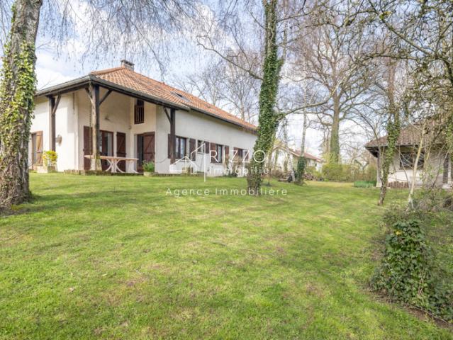 NOUVEAUTÉ EXCLUSIVITÉ GRANDE MAISON AUX PORTES DE BOURG